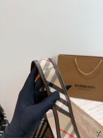 BURBERRY tote size:  22×27cm - Image 3