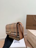 Burberry crossbody bag size : 20*13 - Image 4