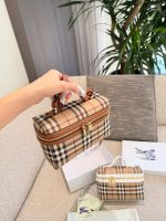 Burberry vanity bag - Image 6