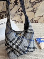 Burberry shoulder tote  size : 22×27 cm