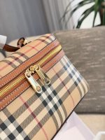 Burberry vanity bag - Image 7