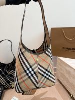 BURBERRY tote size:  22×27cm - Image 6