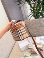 Burberry vanity bag - Image 8