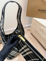 BURBERRY tote size:  22×27cm - Image 7