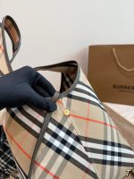 BURBERRY tote size:  22×27cm - Image 7