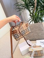 Burberry vanity bag - Image 9