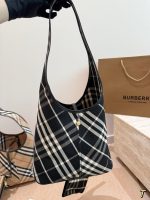 BURBERRY tote size:  22×27cm