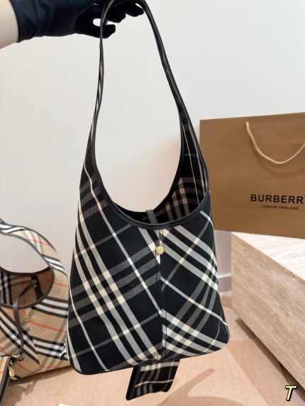 BURBERRY tote size:  22×27cm