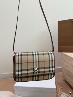 Burberry crossbody bag size : 20*13