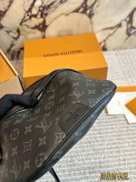 LOUIS VUITTON lv MAN Discovery SIZE : 47.0 x 20.0 x 9.0 cm - Image 10