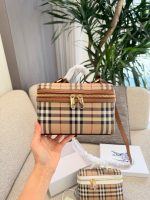 Burberry vanity bag - Image 2