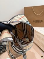 BURBERRY tote size:  22×27cm - Image 10