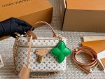 LOUIS VUITTON lv vanity  Bag size : 19*14cm