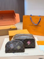 LOUIS VUITTON lv vanity toiletry bag size :  26 x 13cm