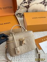 LOUIS VUITTON lv vanity  Bag size : 19*12cm