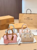 Coach mini Rowan boston bag size : 17 x 15cm
