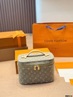 LOUIS VUITTON lv vanity  toiletry  bag size : 23 x 16cm - Image 5