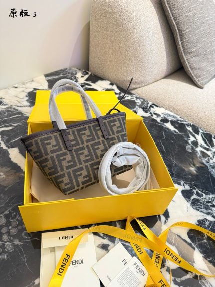 Fendi mini roll tote size : 16cm