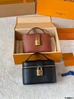 LOUIS VUITTON lv vanity  Bag size : 19 x 13cm