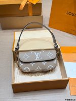 LOUIS VUITTON lv ivy crossbody size : 22 x13cm