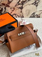 Hermes kelly bag size : 24 x 18cm