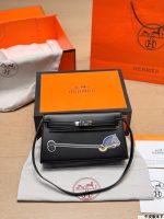 Hermès Kelly 24 crossbody bag size : 24 x14 cm