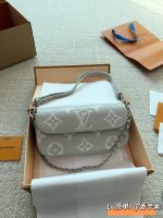 LOUIS VUITTON lv ivy crossbody bag size : 24cm