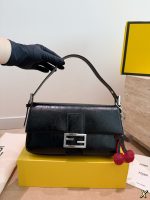 FENDI Baguette black leather size : 26 cm