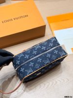 LOUIS VUITTON lv vanity Toiletry Bag size : 25 X 15cm - Image 3