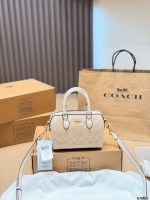 Coach mini Rowan boston bag size : 17 x 15cm