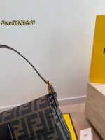 FENDI Baguette hobo bag size : 26cm - Image 3