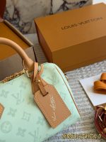 LOUIS VUITTON LV speedy20 cm green - Image 3
