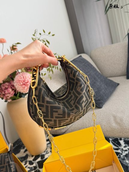 Fendi mini hand bag size : 20 cm