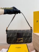 FENDI Baguette hobo bag size : 26cm - Image 4