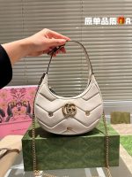 Gucci  Marmont hobo  bag size : 22x11 cm