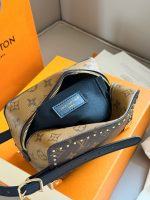 LOUIS VUITTON lv vanity Toiletry Bag size : 19X12 cm - Image 7