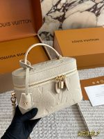 LOUIS VUITTON lv vanity  Bag size : 19*12cm
