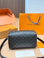 LOUIS VUITTON lv p9 30 cm - Image 8