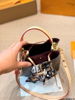 LOUIS VUITTON lv bucket  bag - Image 8