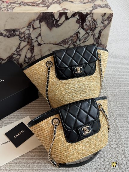 Chanel 26c raffia mini hobo size : 20 x18/21x 24cm