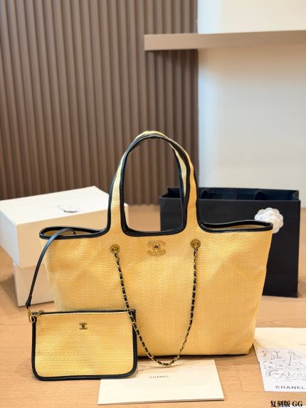 Chanel Deauville raffia beach bag size : 40 X 30 cm