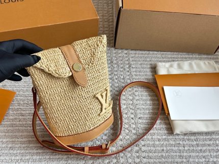 LOUIS VUITTON LV  raffia hobo size :  19 X14cm