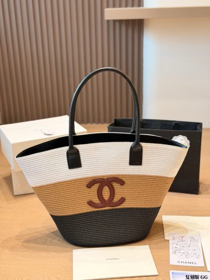 Chanel Deauville raffia beach bag size : 35X30 cm
