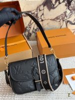 LOUIS VUITTON lv danie size : 25 X15 cm