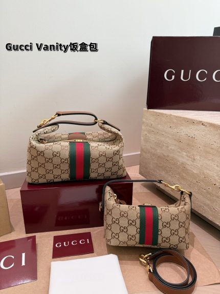 Gucci vanity bag size :  27X19 /19X13 CM