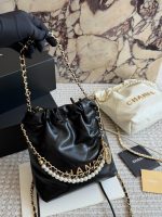 CHANEL 22bag mini   size:20 cm