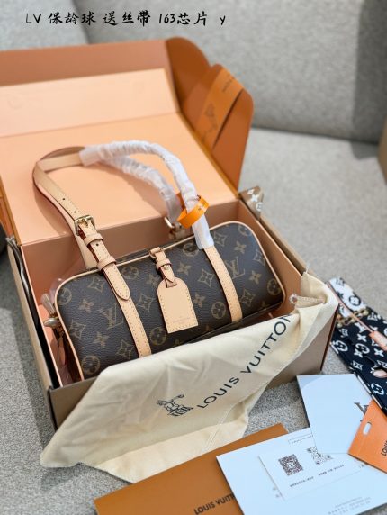 LOUIS VUITTON LV hang on size : 28cm