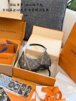 LOUIS VUITTON LV Catchy hobo size : 25cm - Image 9